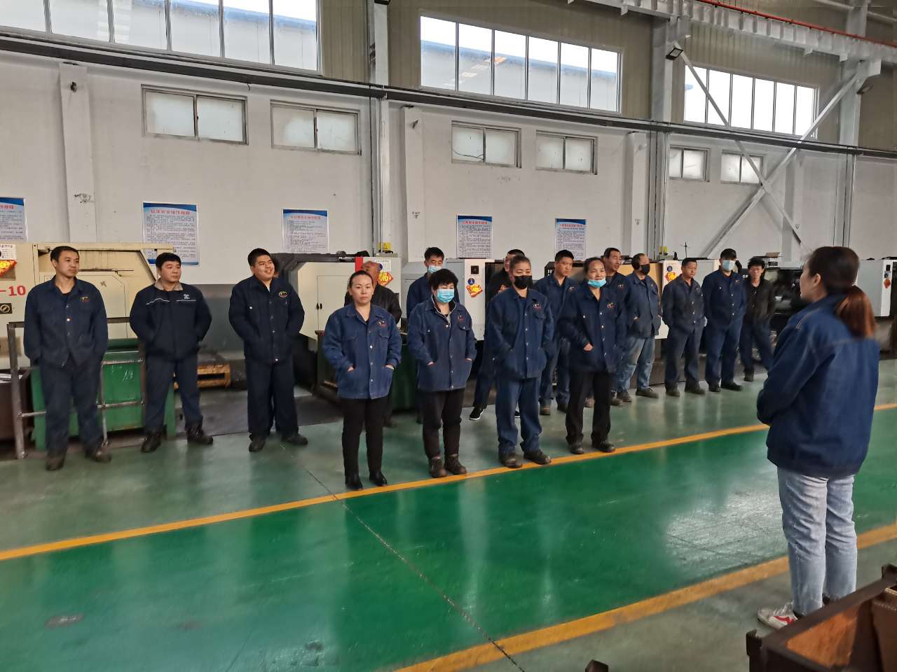 公司召開(kāi)2022年安全生產(chǎn)工作會(huì)議-03月11日上午，公司召開(kāi)2022年安全生產(chǎn)工作會(huì)議，總結(jié)2021年安全生產(chǎn)工作，部署2022年安全生產(chǎn)重點(diǎn)任務(wù)。公司各級(jí)領(lǐng)導(dǎo)班子、各部室及負(fù)責(zé)人、安全總監(jiān)及安全員等參加會(huì)議,會(huì)議由公司經(jīng)理張世立主持。 會(huì)上，公司安全總監(jiān)袁振水作《2022年安全生產(chǎn)工作報(bào)告》?？偨Y(jié)了2021年的安全管理總體工作，分析了2022年安全管理所面臨的形勢(shì)，提出了公司2022年安全生產(chǎn)工作總體思路和重點(diǎn)工作。從十個(gè)方面進(jìn)行了工作部署◆ 持續(xù)提升安全生產(chǎn)思想認(rèn)識(shí)，進(jìn)一步樹(shù)牢安全發(fā)展理念。◆ 突出主體責(zé)任落實(shí)，抓好三年行...
